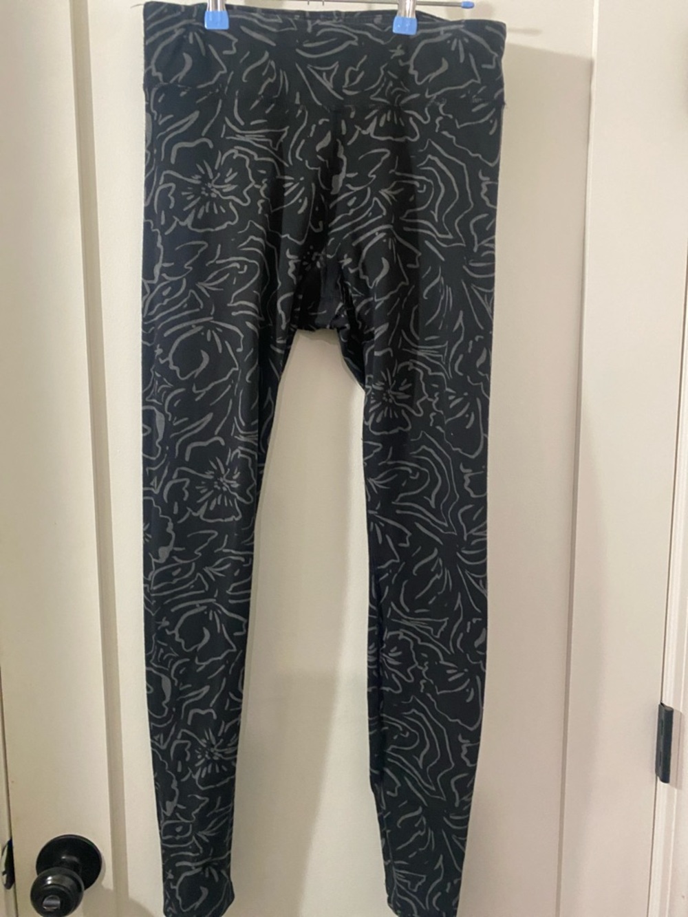 Women’s Floral-Print Leggings in Black and Gray